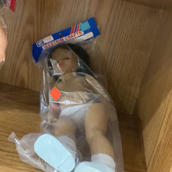 Collectible dolls sold as a lot. Asking Dutch auction opening bid $75 - Picture 7 of 9